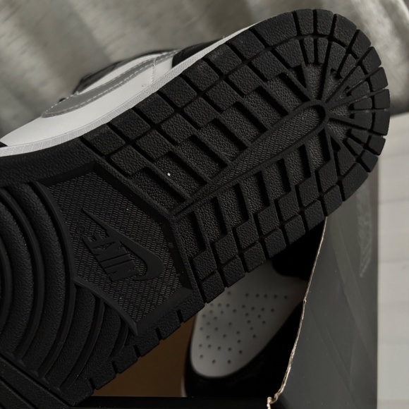 Air Jordan 1 Mid SE – Black/White/Metallic Silver - Picture 8 of 9